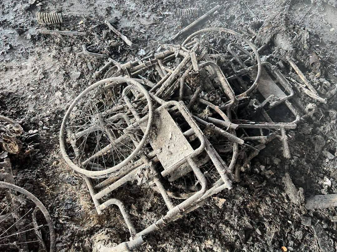 Latlantista's tweet photo. Sappiamo ormai tutti che i russi sono nazisti; uno però si potrebbe domandare fino a che punto lo siano.

In effetti lo sono fino al punto da distruggere deliberatamente con missili balistici un centro logistico della Croce Rossa a Kyiv, dove il numero di morti è ormai arrivato a 27.

Non è possibile alcun “negoziato” con i nazisti russi.