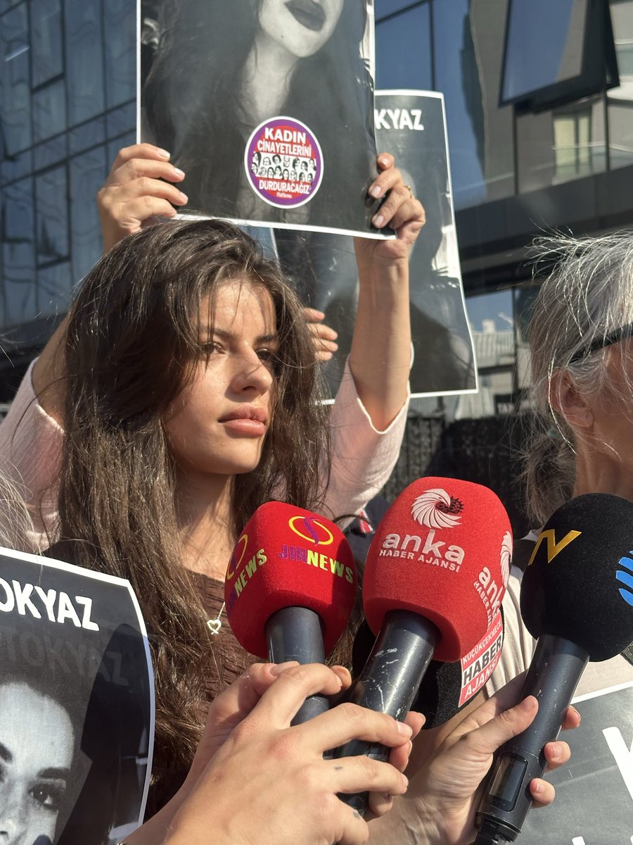 kepenekevrimm's tweet photo. Esra cesaret örneği sergiliyor.  Sanıklar yüzüne gülüyor, baş fail onu tehdit ediyor, sanık avukatı ona küfür ediyor. Hiç istifini bozmuyor tek cümle söylüyor “ Allah hepinizin belasını versin” https://t.co/zH18X5KXVa