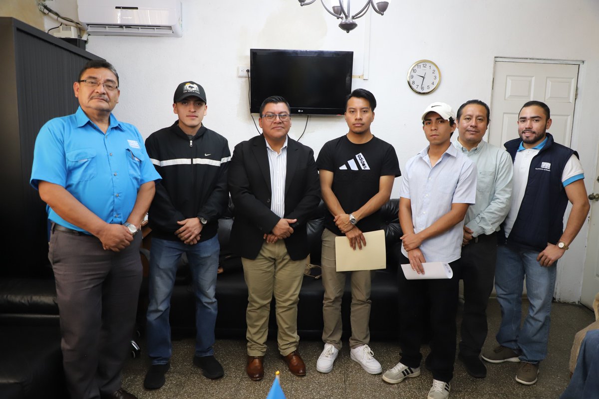 DideducSac's tweet photo. En la actividad participaron: el representante de la #DIGEF y los representantes de la DIDEDUC. Además, se reconoció el apoyo y seguimiento de la Gobernación de Sacatepéquez para el éxito de este programa. 🙌🏽
#ServicioCívico
#Mineduc
#DideducSacatepéquez https://t.co/xbGbPaVfrZ