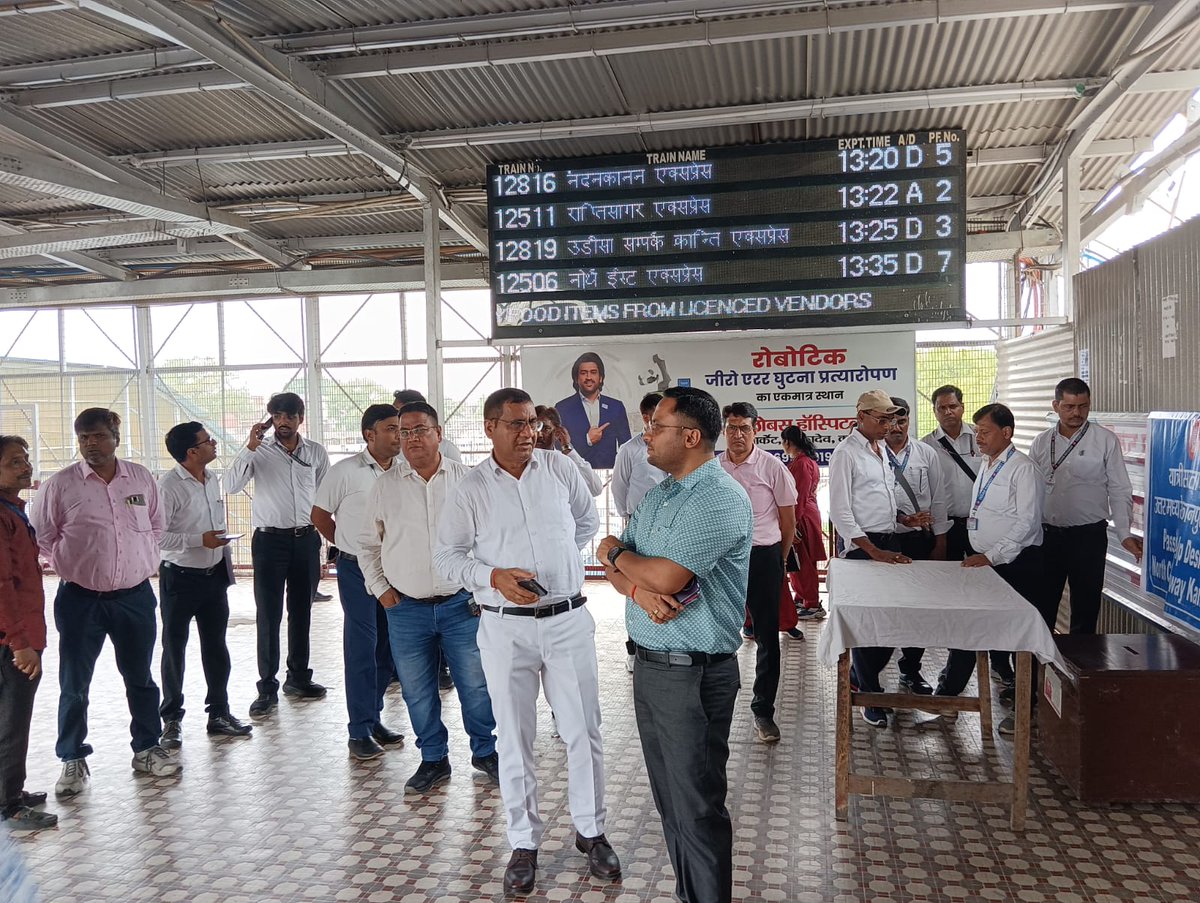 drmprayagrajnc's tweet photo. #UPTET अभ्यर्थियों की सुविधा के लिए प्रयागराज मंडल, उत्तर मध्य रेलवे की विशेष व्यवस्था 🚆

UPTET परीक्षा के मद्देनज़र कानपुर सेंट्रल से 2 विशेष ट्रेनों का संचालन किया गया - 

🚉 कानपुर सेंट्रल–झांसी विशेष
📍PF-03 | आगमन: 17:33 बजे | प्रस्थान: 19:02 बजे

🚉 कानपुर सेंट्रल–लखनऊ विशेष
📍PF-09 | आगमन: 18:28 बजे | प्रस्थान: 19:20 बजे

साथ ही, फतेहपुर पैसेंजर का विस्तार प्रयागराज तक किया गया है, जिससे परीक्षार्थियों एवं अन्य यात्रियों को अतिरिक्त सुविधा मिलेगी। साथ ही स्टेशन पर सुरक्षा, उद्घोषणा, पूछताछ एवं यात्री सुविधाओं की समुचित व्यवस्था सुनिश्चित की गई है।