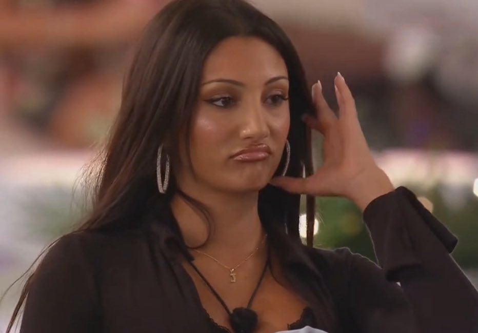 usernlrr's tweet photo. Julia calling the girl who’s literally carrying this season on her back a bitch??? wait till i catch you #loveisland #loveislanduk https://t.co/F496Skf0EY