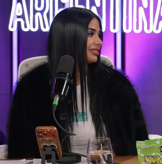 LoveJulipo's tweet photo. Con un comentario hizo que una chica que arranco el stream tranquila y desprecupada terminara tapada y con miedo a que se le vea algo, asi son estas forras https://t.co/qXJvmS1mBG