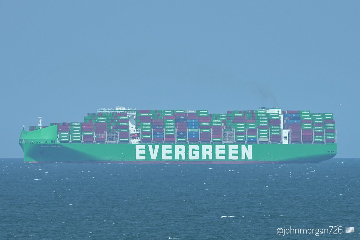 johnmorgan726's tweet photo. At 366 meters the #EVERGREEN M-class #ContainerShip EVER MACRO, IMO:9935351 en route to Norfolk, Virginia, flying the flag of Singapore 🇸🇬. #ShipsInPics #EverMacro https://t.co/4DdC1JKYq1