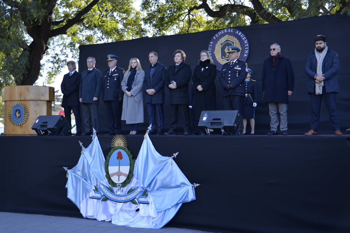 MinSeguridad_Ar's tweet photo. El Presidente de la Nación, Javier Milei, junto a la Ministra de Seguridad Nacional, Alejandra Monteoliva, encabezaron el acto conmemorativo por el 50° aniversario del atentado en el que perdieron la vida 23 integrantes de la Policía Federal Argentina.

Honor y Gloria para quienes dieron la vida por la seguridad de los argentinos. Su entrega permanece como ejemplo de servicio y compromiso con la Patria.