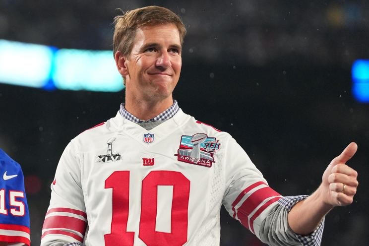 bigblue_vault's tweet photo. Eli Manning threw 44 game-tying or go-ahead touchdowns in the 4th quarter or overtime during his career. 

Only 1 quarterback in NFL history has more in that category. https://t.co/Fq8NBeO825
