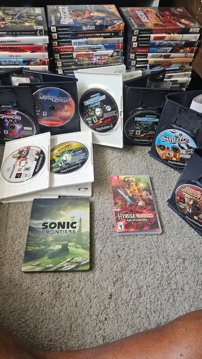 RosaJerKing's tweet photo. Physical games NEVER DIE
Got my Xbox 350 and PS3 games in my closet lol https://t.co/9g8KY5rnPF