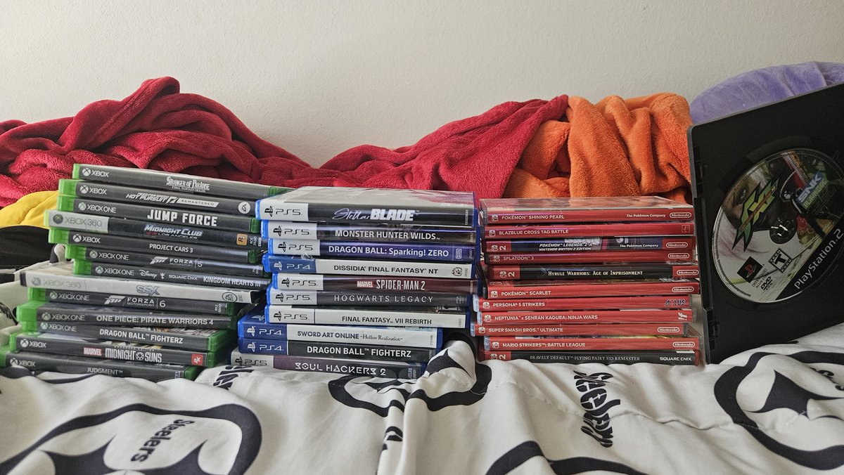 RosaJerKing's tweet photo. Physical games NEVER DIE
Got my Xbox 350 and PS3 games in my closet lol https://t.co/9g8KY5rnPF