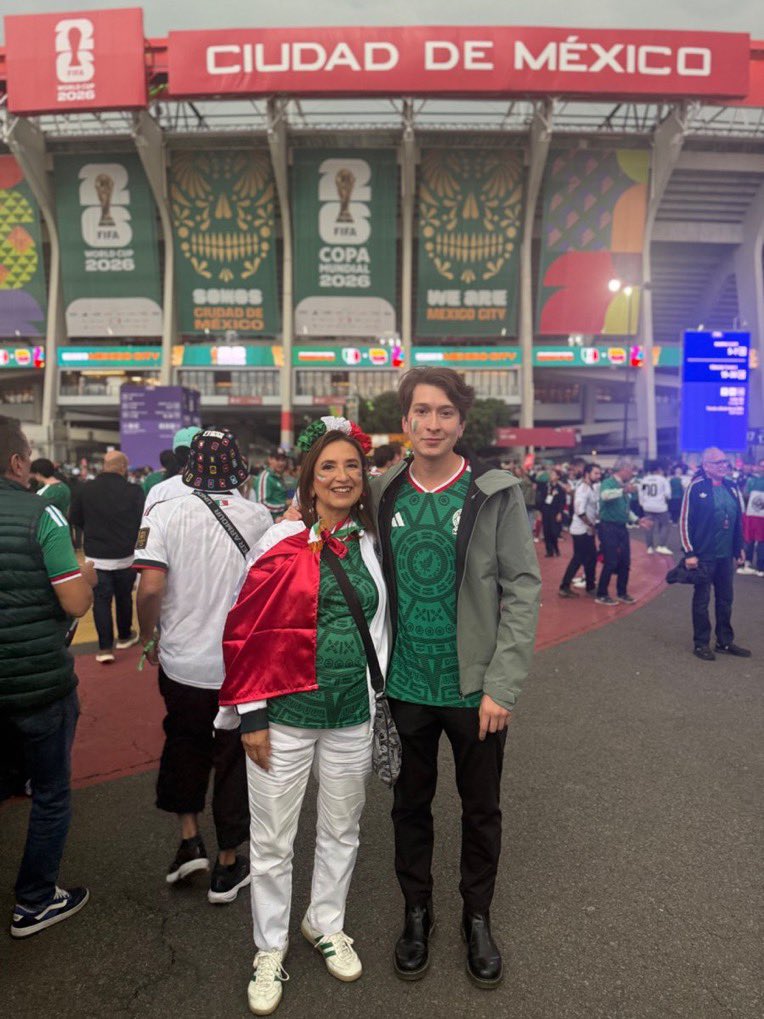 DavidVargasA18's tweet photo. ¿De dónde sacará tanto dinero Xóchitl Gálvez, para ir a los partidos de México?

Aquí los medios de comunicación y sus comentócratas se quedan callados.

Decía la ultraderecha, que solo los narcos iban a ir al estadio azteca. Decían, que solo irían puros potentados.
RT👇 https://t.co/F0LMGgX1Kv