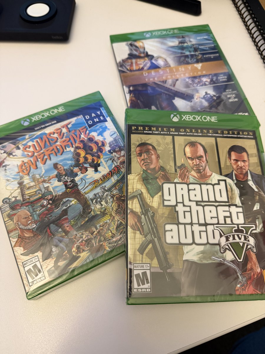 steinekin's tweet photo. I enjoy both physical and digital games depending on the game and where I’m playing it. But I like to keep a few sealed for nostalgia. 💚 https://t.co/PBXMenShL4