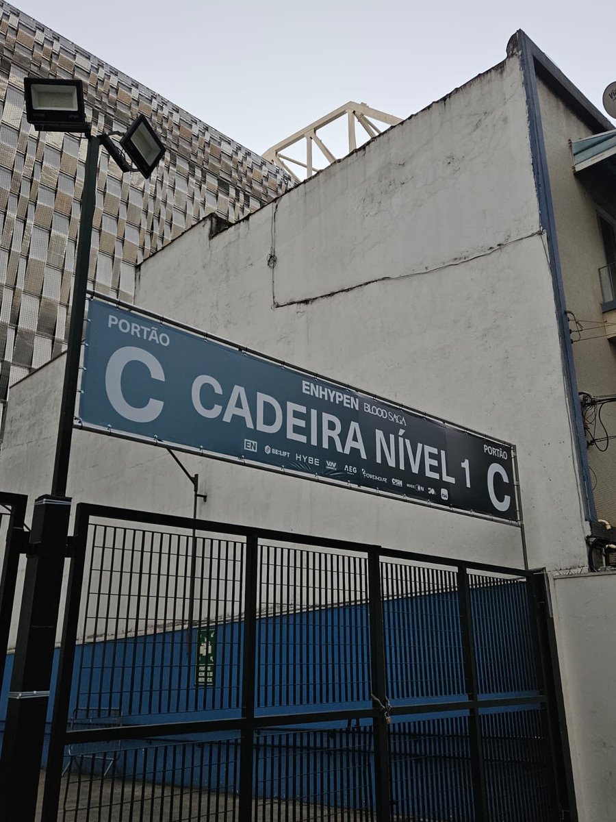 ENHYPEN_Brasil's tweet photo. Ja está sendo alterado os banners dos portões de entrada!! https://t.co/dvyTBHDyom