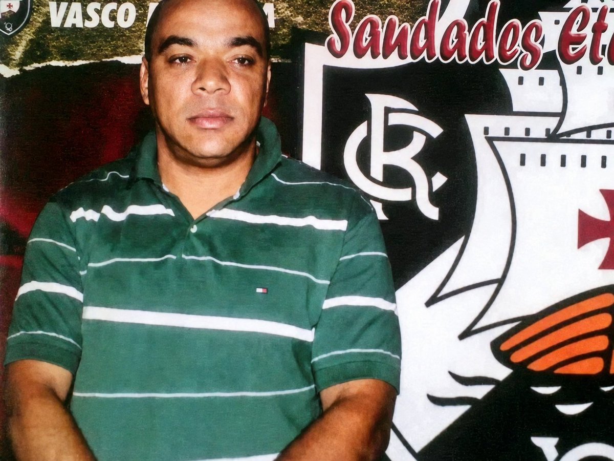 RioWarz21's tweet photo. 👤 MÁRCIO JOSÉ, O MATEMÁTICO

Márcio foi um dos grandes chefes do Terceiro Comando Puro e das comunidades da facção em Senador Camará. Matemático teve sua ascensão no crime após a morte de Robinho Pinga, um dos fundadores do TCP.

Márcio teria recebido o apelido de Matemático porque diziam que era muito inteligente e calculava com facilidade a renda das bocas de fumo. Além desse apelido, ele também era chamado de Batgol, que seria uma homenagem ao personagem Batman.

Em meados de 2010, ele teria imposto um "padrão" para os homens de sua quadrilha, exigindo que todos andassem bem vestidos para manter uma imagem "apresentável". Também chegou a pagar caro por diversos tratamentos para traficantes que tinham problemas nos dentes.

Márcio foi morto em 2012, durante uma operação planejada ao longo de cinco meses pela Polícia Civil e pela Polícia Federal. Os policiais neutralizaram o traficante com o apoio de um helicóptero, e sua morte é considerada uma das mais emblemáticas da história do crime no Rio de Janeiro.