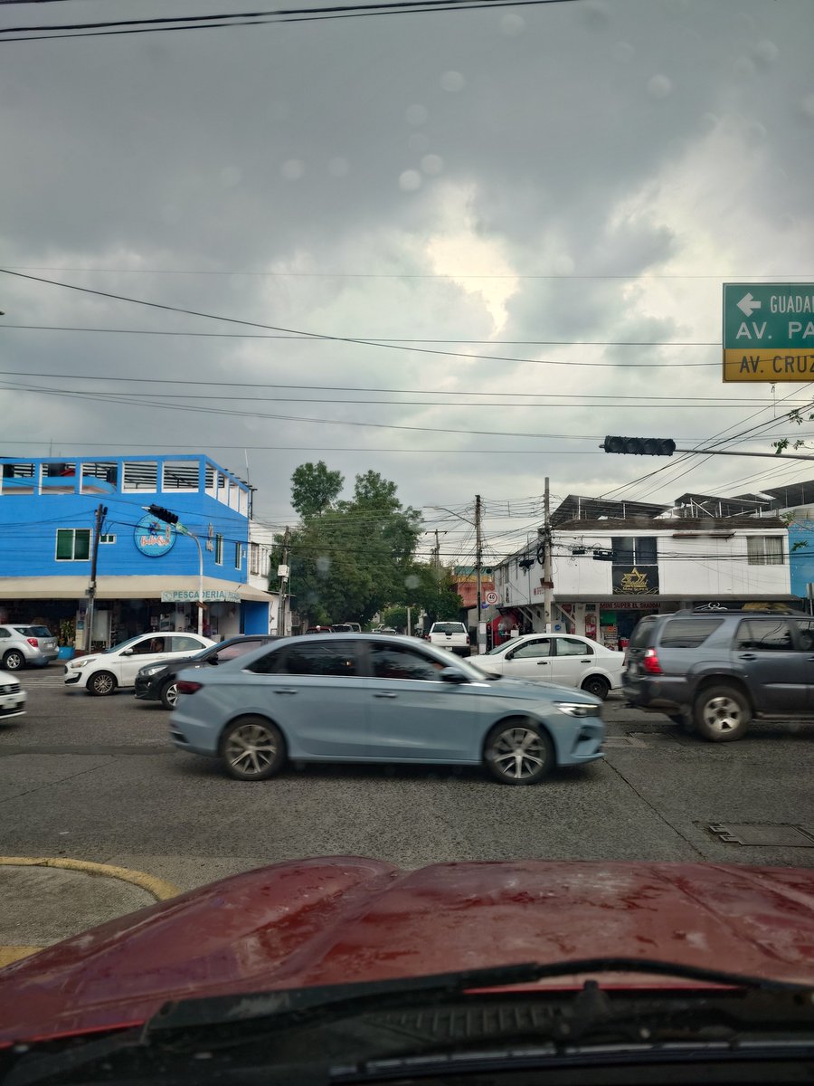 Mario_MGGC's tweet photo. Cruz del sur Y av Paseo de la Arboleda. Y todo Cruz del sur sin semaforos. Hasta cuando? @AgenciaAMIM @Trafico_ZMG https://t.co/GT3iHPo8nO