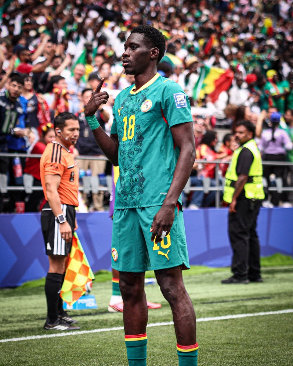 ManUnitedZone's tweet photo. 🚨 Manchester United have now opened exploratory talks with West Ham for Crysencio Summerville. 

Ismaila Sarr is also on their long list of targets. 

Winger pursuit likely to depend on Marcus Rashford future.

[@alex_crook, @JacobsBen] https://t.co/dPiYERI2qN