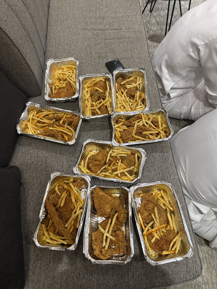 SatSa10's tweet photo. طلبت اليوم من كيتا و الطلب وصلني ناقص ٣ بروستد و زياده ان الحمص فاسد و ريحته تصرع و لما تواصلت معكم محد تجاوب معي و صرفوني و مارجعو فلوسي اسوء خدمة عملاء تصرف دايم و عدم حل المشاكل @Keetaglobal_ksa @tajaldeek https://t.co/OvMRSGbsod