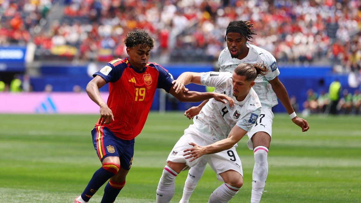 Manuira10's tweet photo. #mundialdefútbol2026 
España goleo 3 a 0 a Austria y paso a la siguiente ronda. Victoria cómoda del conjunto español, no se despeino frente a un rival que no le hizo daño en todo el partido.
Ahora piensan en un posible cruce con Portugal o Croacia. Se vienen partidos difíciles. https://t.co/iMQgawD44w