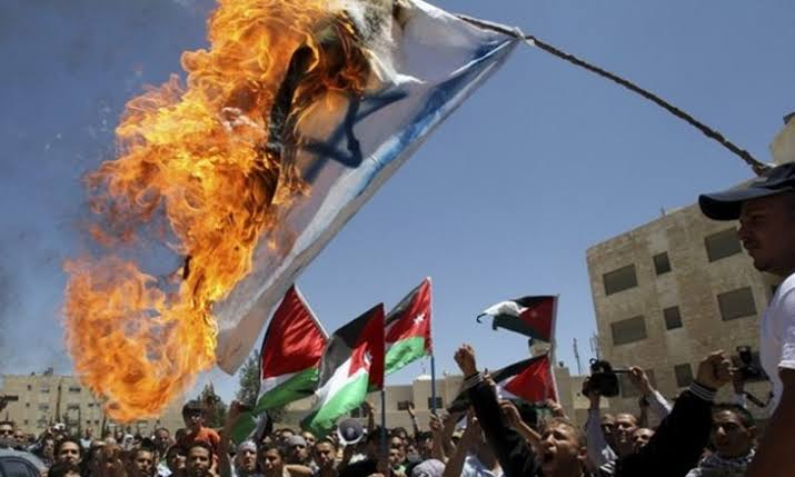 IsraelExposedAr's tweet photo. @xIsraelExposedx في المستقبل القريب إن شاء الله سيكون هناك ايضاً أرشيف تاريخي لما كان يسمى إسرائيل وسيدرس الناس في كل مكان كيف هلك هذا الكيان الظالم المحتل بعد أن قرر أن يتحدي الله ويقترف كل جريمة عرفها الإنسان في التاريخ. https://t.co/See2k5OL0Q