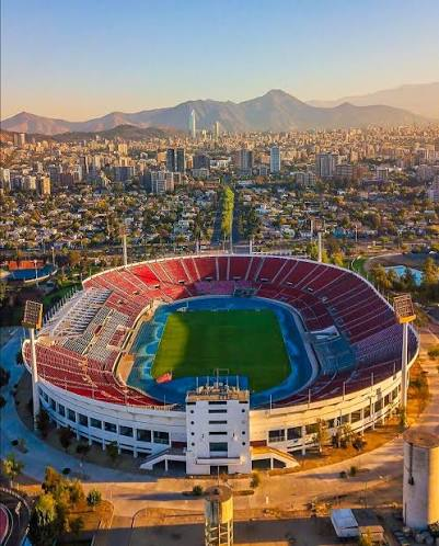 weinthecrowd's tweet photo. O jornal The Clinic revelou que o Ministério do Esporte não autorizou o uso do Estádio Nacional para os shows do BTS no Chile. 

A justificativa do governo seria que, pelo palco ficar bem no centro do estádio, o gramado poderia ter danos graves, prejudicando partidas de futebol no futuro.

Ainda não se sabe o que acontecerá com os eventos marcados para os dias 14, 16 e 17 de outubro, já completamente esgotados. Por enquanto, todos estão suspensos.