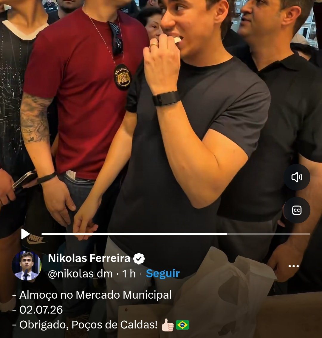 joao8_32_JB's tweet photo. Hoje o “guerreiro” nikolas foi ao Mercado Municipal de Poços de Caldas.

Com câmera profissional, ângulos fechados e corredores estreitos, tentou copiar o estilo do presidente Bolsonaro. Soou falso.

Camiseta preta, igual à turminha do NOVO.

Coro de “Fora Lula!” — isso ele deixou.

Mas o povo gritou “Flávio Presidente!”... e no vídeo editado pelo Nikolas, esse grito simplesmente desapareceu.🤷🏻‍♂️

O pior inimigo é aquele que se disfarça de aliado.