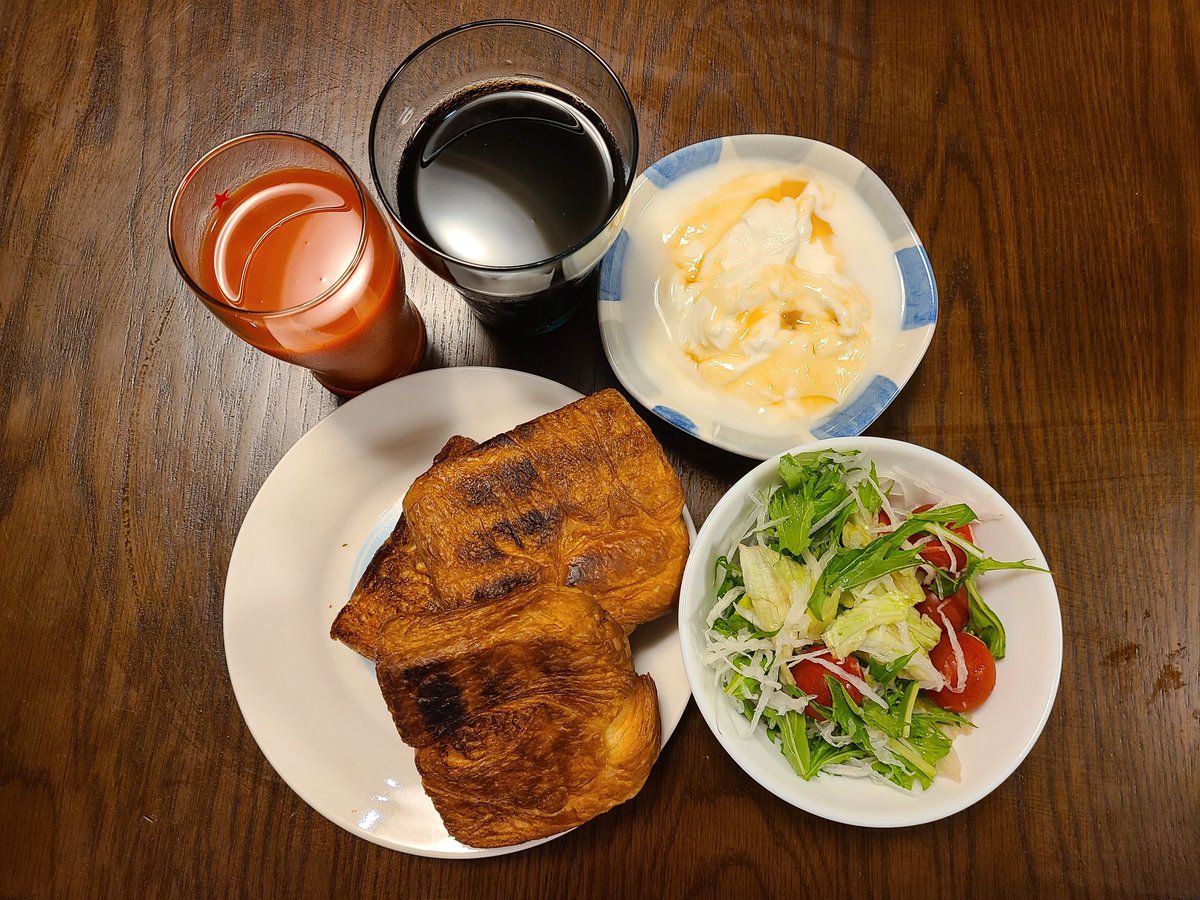 hirokazkun's tweet photo. 7/2の朝ご飯
ソフトブレッド
サラダ
ヨーグルト
野菜ジュース
アイスコーヒー https://t.co/b0dy1fhVlK