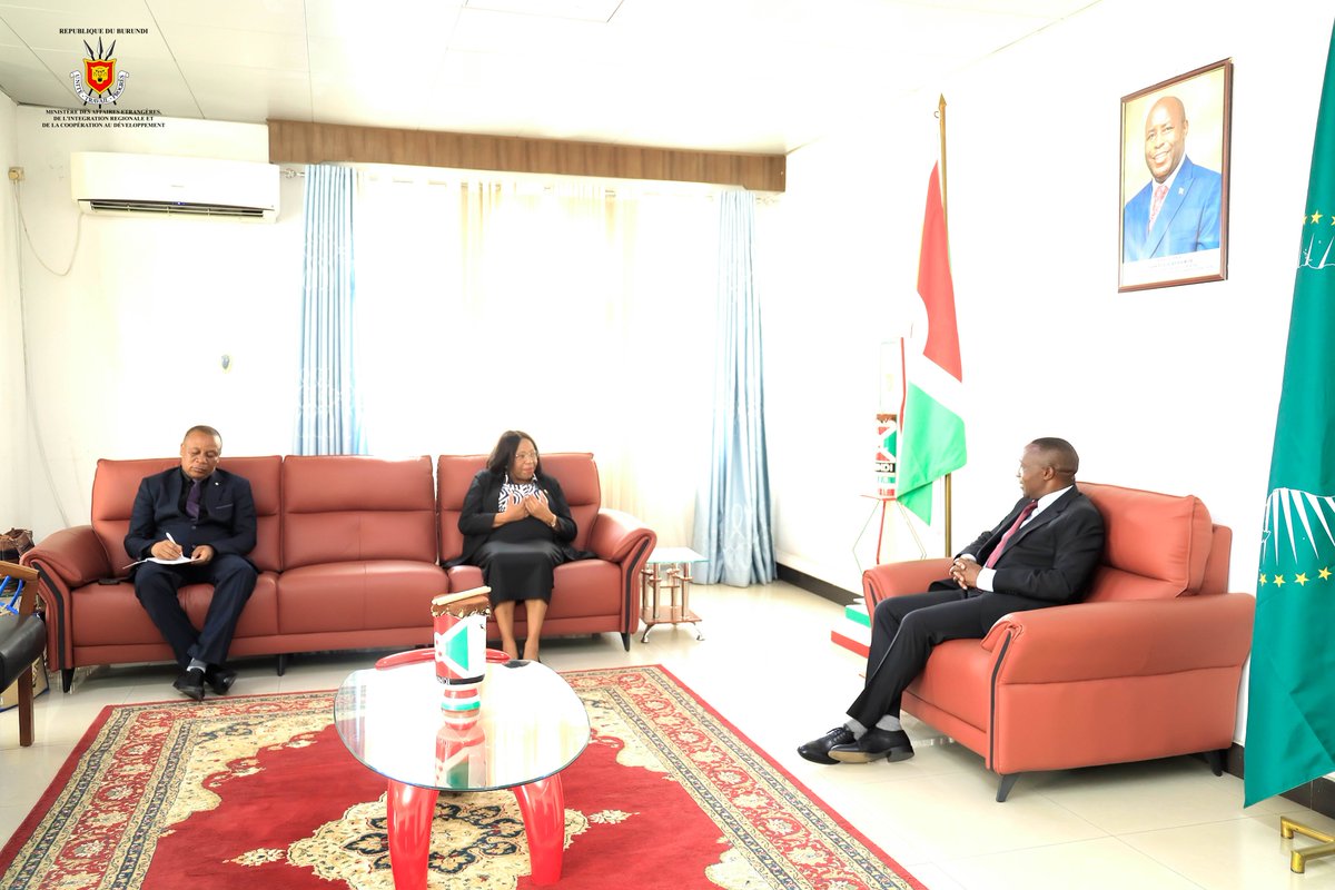 MAEBurundi's tweet photo. Prenant la parole, Son Excellence Professeure Ambassadeur Charity Manyeruke a remercié le Ministre Édouard BIZIMANA pour l’invitation qui lui a été adressée afin de participer à la Semaine diplomatique 2026. Elle s’est dite particulièrement impressionnée par les progrès enregistrés par le Burundi dans différents secteurs de développement.

L’Ambassadeur du Zimbabwe a également salué la qualité des activités organisées dans le cadre de cette semaine, notamment les visites effectuées dans plusieurs sites touristiques, entreprises et fondations. Elle a indiqué avoir été particulièrement marquée par les Chutes de Karera, mais aussi par les réalisations de la Fondation Umugiraneza, initiée par la Première Dame de la République du Burundi, Son Excellence Angeline NDAYISHIMIYE. Elle a exprimé son admiration pour les actions menées par cette fondation en  de l’éducation, de la santé et du bien-être des populations vulnérables.

Abordant les relations bilatérales, Son Excellence Professeure Ambassadeur Charity Manyeruke a souhaité quefaveur la coopération entre le Zimbabwe et le Burundi soit davantage consolidée. À cet effet, elle a plaidé pour la finalisation et la mise en œuvre du Mémorandum d’entente entre les deux pays, tout en proposant l’élargissement de ce cadre de coopération à de nouveaux secteurs, notamment les mines, l’éducation et la santé. À titre d’exemple, elle a évoqué les possibilités d’échanges d’expertise entre ingénieurs du secteur minier, de renforcement des capacités, ainsi que des programmes d’échanges d’enseignants, notamment de professeurs d’anglais.@BurundiGov @NtareHouse @KwaNtare @nshingamateka
@Burundi_senat @RTNBurundi