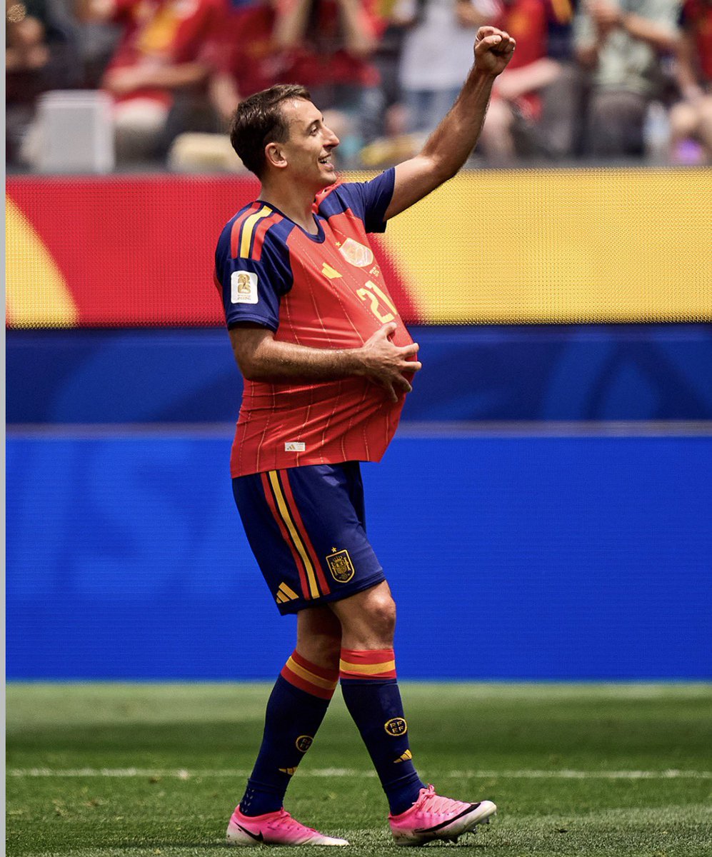 adarauva's tweet photo. Se habla de Cristiano, de Messi, de Mbappé, de Haaland, de Vinícius, de Harry Kane, pero poco se habla de él.

Don Mikel Oyarzabal. https://t.co/XjVH93uBG8