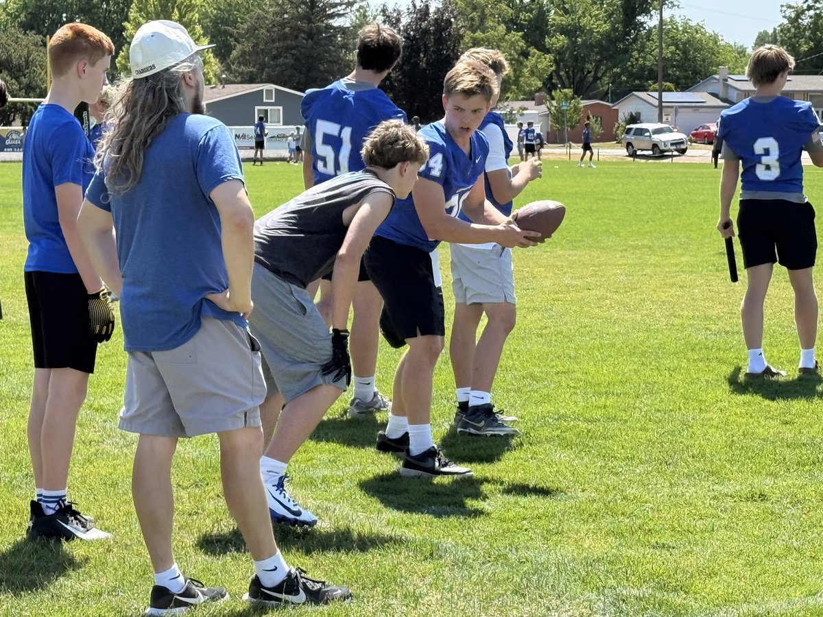 ChasenHatlen's tweet photo. Had a great time at kids camp working with the future chargers! https://t.co/S4b1BAFXnI