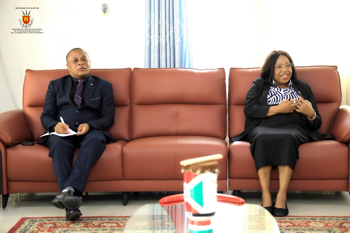 MAEBurundi's tweet photo. Prenant la parole, Son Excellence Professeure Ambassadeur Charity Manyeruke a remercié le Ministre Édouard BIZIMANA pour l’invitation qui lui a été adressée afin de participer à la Semaine diplomatique 2026. Elle s’est dite particulièrement impressionnée par les progrès enregistrés par le Burundi dans différents secteurs de développement.

L’Ambassadeur du Zimbabwe a également salué la qualité des activités organisées dans le cadre de cette semaine, notamment les visites effectuées dans plusieurs sites touristiques, entreprises et fondations. Elle a indiqué avoir été particulièrement marquée par les Chutes de Karera, mais aussi par les réalisations de la Fondation Umugiraneza, initiée par la Première Dame de la République du Burundi, Son Excellence Angeline NDAYISHIMIYE. Elle a exprimé son admiration pour les actions menées par cette fondation en  de l’éducation, de la santé et du bien-être des populations vulnérables.

Abordant les relations bilatérales, Son Excellence Professeure Ambassadeur Charity Manyeruke a souhaité quefaveur la coopération entre le Zimbabwe et le Burundi soit davantage consolidée. À cet effet, elle a plaidé pour la finalisation et la mise en œuvre du Mémorandum d’entente entre les deux pays, tout en proposant l’élargissement de ce cadre de coopération à de nouveaux secteurs, notamment les mines, l’éducation et la santé. À titre d’exemple, elle a évoqué les possibilités d’échanges d’expertise entre ingénieurs du secteur minier, de renforcement des capacités, ainsi que des programmes d’échanges d’enseignants, notamment de professeurs d’anglais.@BurundiGov @NtareHouse @KwaNtare @nshingamateka
@Burundi_senat @RTNBurundi