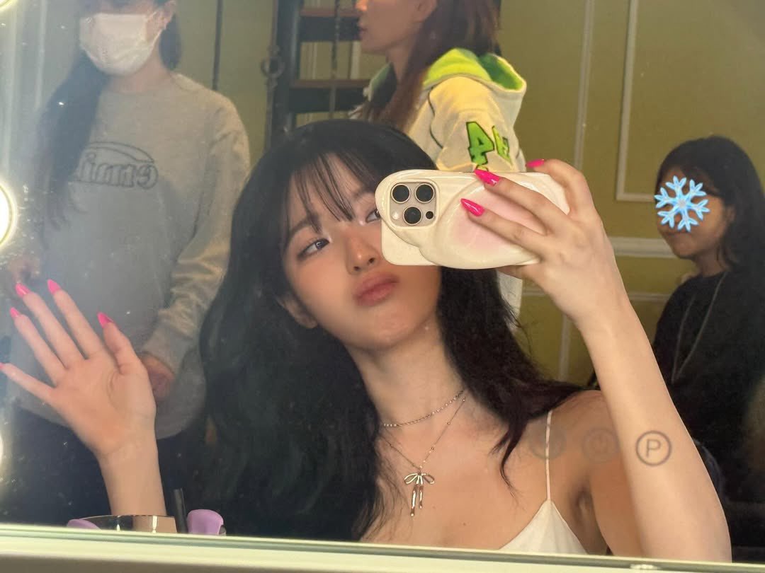 jiheonx's tweet photo. ㅤㅤㅤ

Just a dash of festive wonder, simply savoring the serene, guileless charm of this pouty moment, wrapped in sweet holiday dreams and warm, cozy Christmas joy. 🕊️🧸🕯️

ㅤㅤㅤ https://t.co/0aW9Zqc3Pz