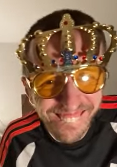 Undertakerrico's tweet photo. @RealJfSexedy Wieder mal keine Like- oder View-Bots für deine peinliche Show. Werden nur "Deutschland-Stream" gebottet? Du bist echt eine Witzfigur, der Andere nicht zum Thema machen sollte, wenn man so abstossend ständig aussieht mit deinem offenen Maul. https://t.co/4C9rABNavh