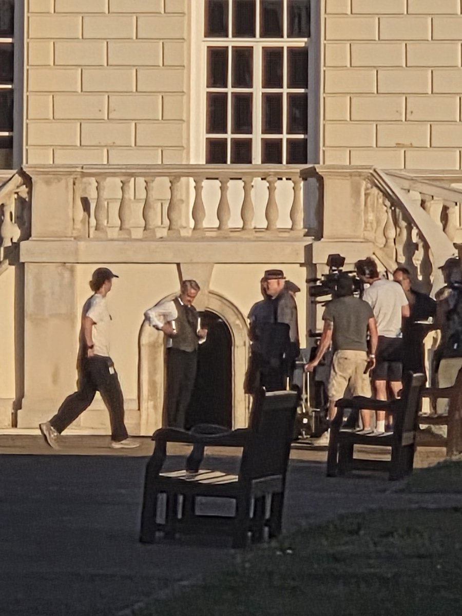 graciferrr's tweet photo. discovered that marty short &amp; steve martin were filming omitb near me tonight, so obviously i had to go and watch them film a couple of scenes https://t.co/QjDWCH5B5H