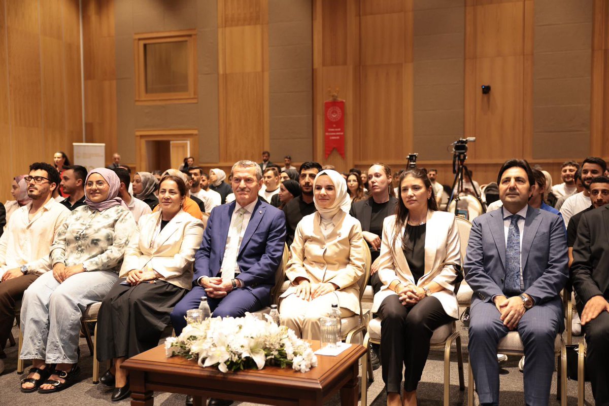SayimMadak's tweet photo. Bakanımız Sayın Mahinur Özdemir Göktaş’ın teşrifleriyle, Evlenecek Gençlerin Desteklenmesi Projesi kapsamında genç çiftlerimizle bir araya gelmenin mutluluğunu yaşadık.

Evlilik Öncesi Eğitim Programı ile gençlerimizin aile hayatına çok daha bilinçli, sağlam ve güvenli adımlarla başlamalarını hedefliyoruz. Toplumumuzun temel taşı olan güçlü aile yapısını destekleyen ve geleceğe güvenle bakmamızı sağlayan çalışmalarımızı kararlılıkla sürdüreceğiz. 
@tcailesosyal