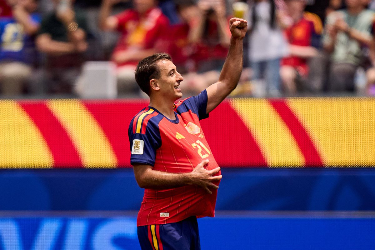 carlitos_adtr's tweet photo. Sin peinados excéntricos

Sin tatuajes extravagantes 

Sin vender su vida privada como una teletienda 

Simplemente un tío normal, de caldo y puchero

Simplemente un tío que juega de lujo

DON MIKEL OYARZABAL ⚽ https://t.co/EGziZ4z5dI