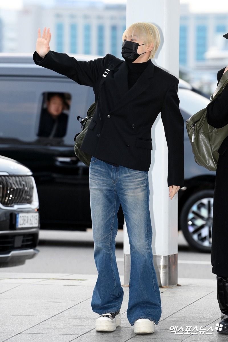unleashwon's tweet photo. nobody does flared jeans like yang jungwon https://t.co/jxsz4ENLOU