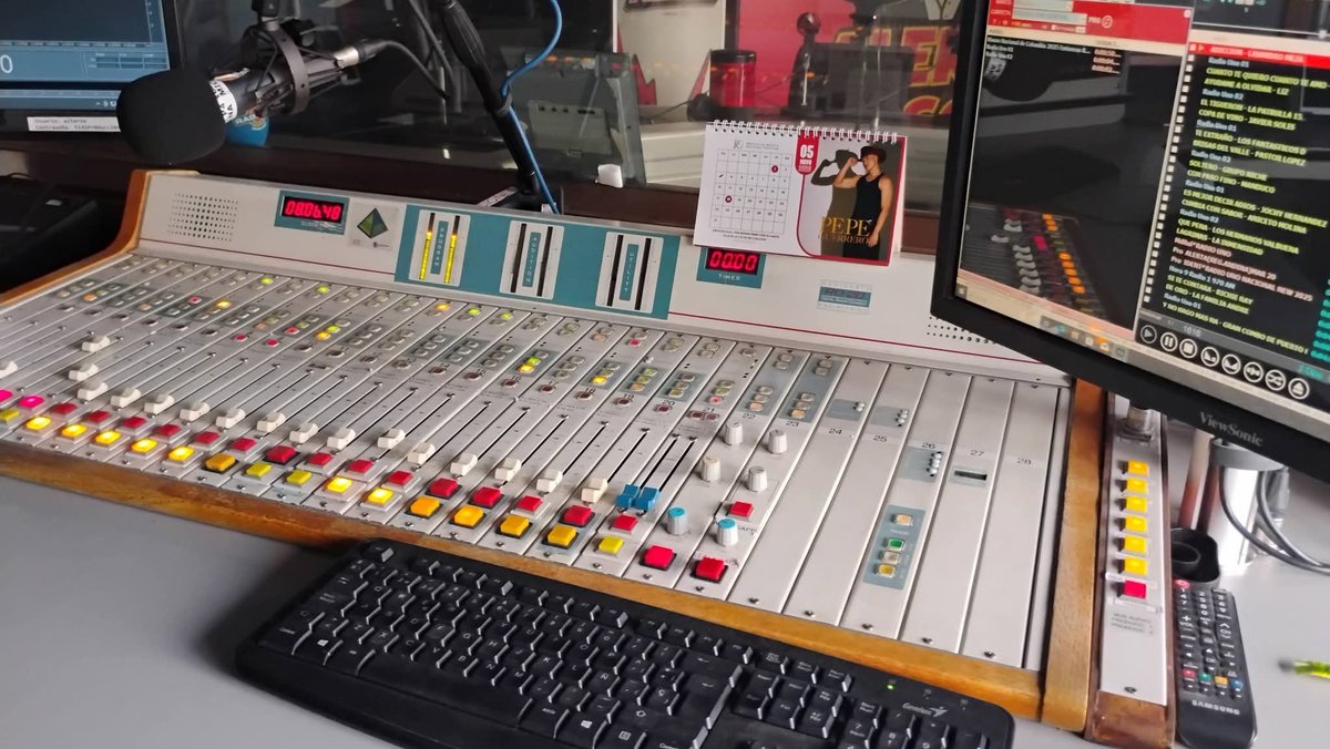 ALAIREJHON's tweet photo. #TBT, aunque sea reciente, después de 92 años se apagó la frecuencia 970 AM HJCI, en dial funcionó La Voz de la Victor 🔉🐕, Radio Súper (hasta 2012) y Radio RED (Hasta 2025), durante algunos meses se emitió para Bogotá Radio Uno AM y Alerta 
@CalaveritaCol @rocamanX #RT #Radio https://t.co/eYUZy9scvi