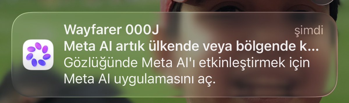 erhanmeydan's tweet photo. Meta Ray-Ban gözlüklerdeki canlı çeviri özelliği Türkiye'de de kullanıma açıldı.

→ Türkçe dil desteği aslında bir süredir vardı, ama özellik ülkemizde kapalıydı, o kilit şimdi kalktı
→ İstediğimiz iki dili seçiyoruz, karşımızdaki konuşurken çevirisini anında kulağımızdan dinliyoruz

Konferanslardaki simultane çeviri düzenini hatırlıyorum: kabinler, çevirmenler, girişte dağıtılan kulaklıklar...
Koca bir organizasyon, şimdi taktığımız gözlüğe sığıyor.