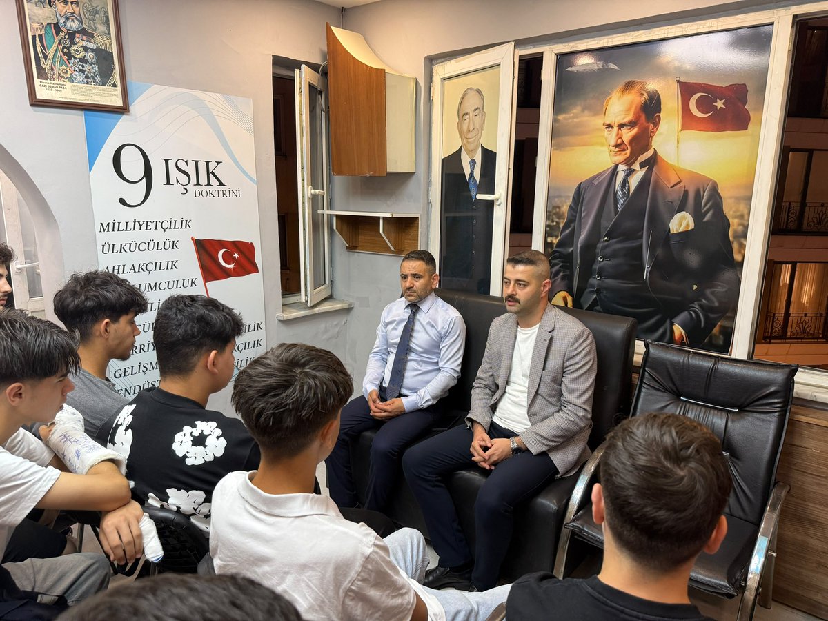 SametKaragl25's tweet photo. Şişli Ülkü Ocakları’mızın her perşembe düzenlediği Kuran-ı Kerim tilavetine katılım sağlayarak, ülküdaşlarımız ile bir araya geldik. Geleceğimize dair en büyük hazinemiz olan, bilinçli, ahlaklı, donanımlı, nitelikli bir gençlik için çalışmalarımıza yılmadan, yorulmadan devam edeceğiz.
Ülkü Ocakları Şişli İlçe Başkanımız Sn.Tarık Hazırcı ve kıymetli ülküdaşlarımıza çalışmalarında kolaylıklar diliyorum🇹🇷
