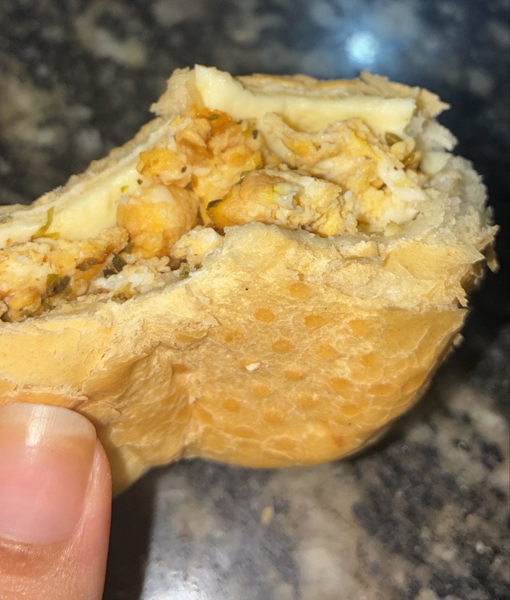 jubewoo7's tweet photo. comer pensando que é uma coxinha com fanta uva (pão com ovo e suco de uva natural https://t.co/3ovPLgbGG8