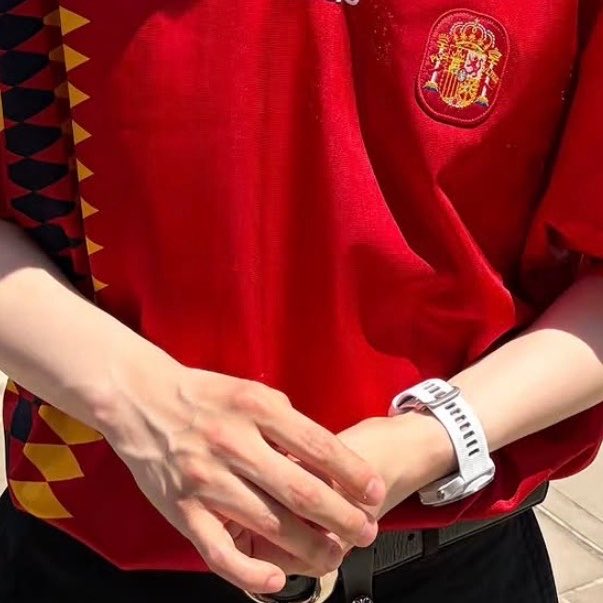 Sugashii13's tweet photo. pretty waist                                   pretty hands https://t.co/wYteR2mdL0
