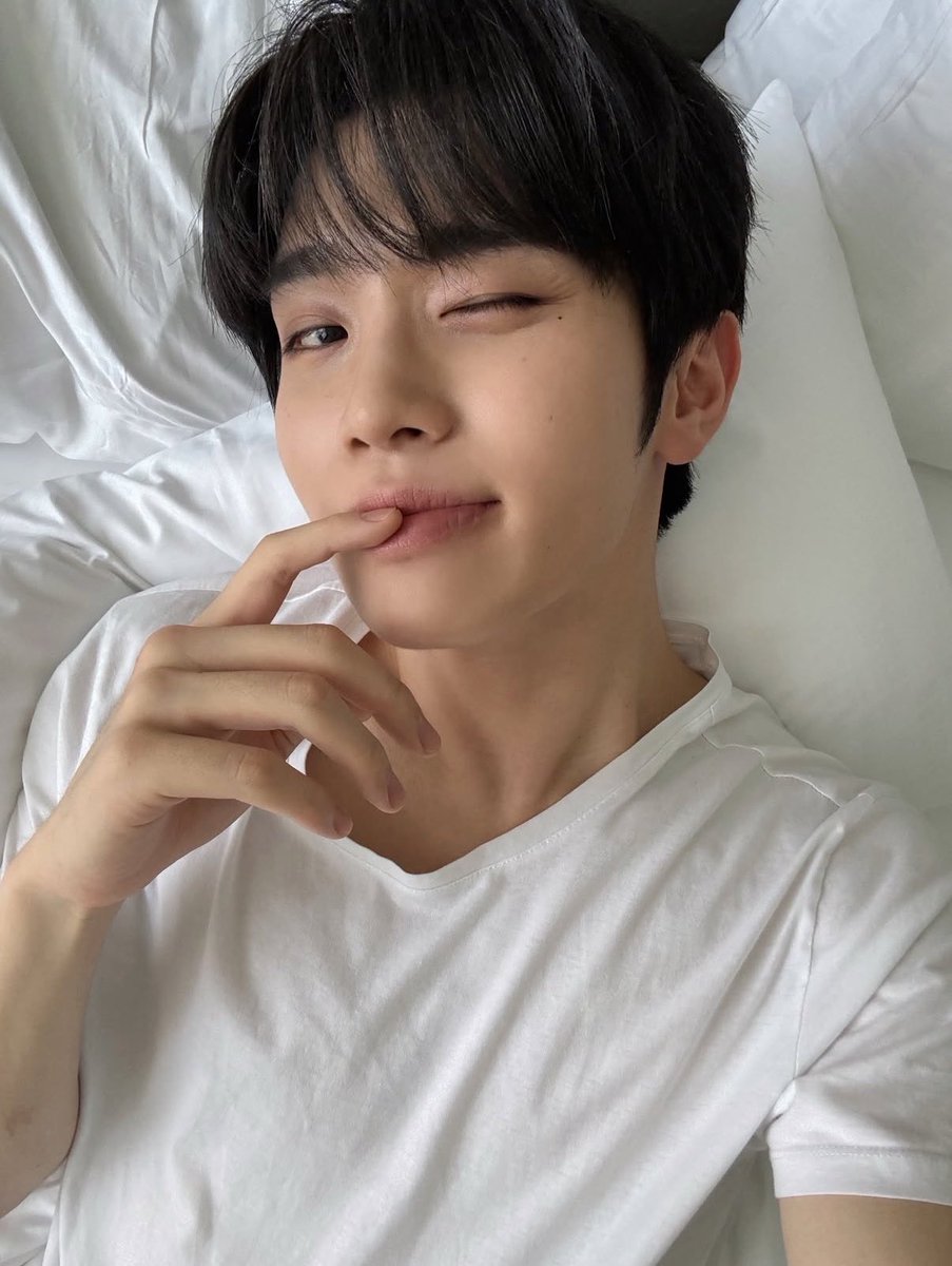 taelsooj's tweet photo. Expecting some Taerae hotel bed selcas soon since zb1 is flying to japan today🤤 https://t.co/lDI9pbdSar