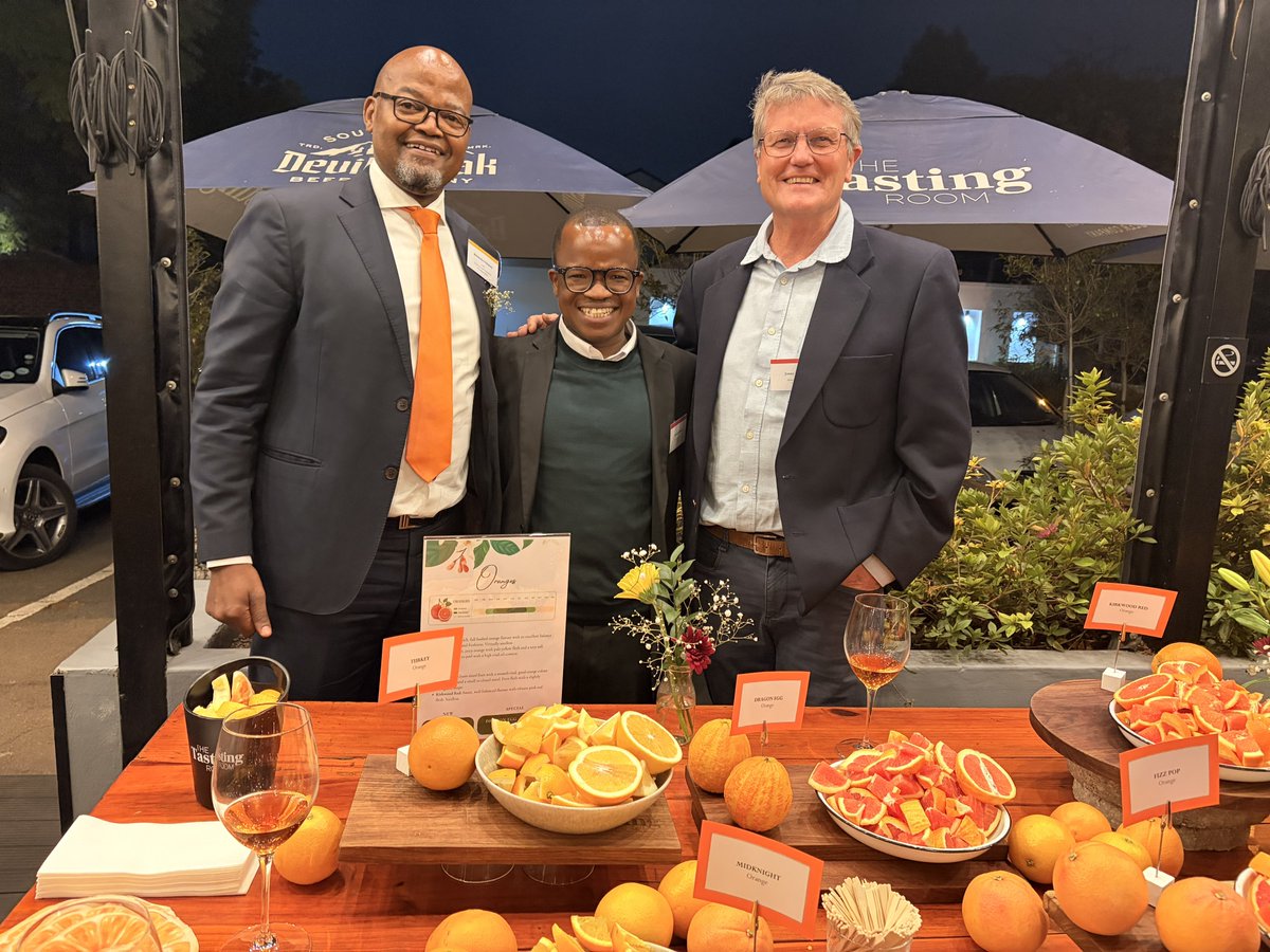 WandileSihlobo's tweet photo. A taste of the South African citrus 🇿🇦🍋🍊 https://t.co/tIs8fwgpQC