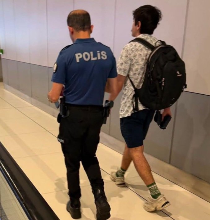 ibalci55's tweet photo. Suçu güldürmek...
Yetmez, bence gülenlere de ters kelepçe gerek 

Demokratik kültüre hiç yakışmıyor
Sorun dini değerlere ise
Önce liderini ilahi vasıfla anan, bakara makara diyen, ayete viagra muamelesi yapanlardan başlayın https://t.co/WkQfaCRvQe