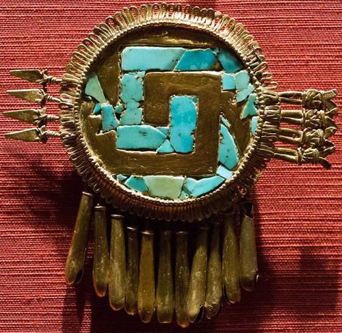 AguasArcoirirs's tweet photo. Esmeralda Fire Emblem might be based off of the Mixteca culture!!!!

The square patterns on her chest are already a mesoamerican giveaway, but other aspects of her design seem to be specifically mixteca! (1/5) https://t.co/1pfqqbWLVI