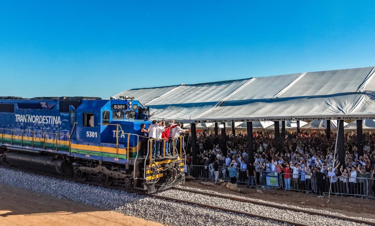 joseguimaraesce's tweet photo. A Transnordestina é uma realidade para o nosso sertão central e nosso Ceará!  Essa obra grandiosa do governo do presidente @LulaOficial está mudando a vida dos cearenses. Me orgulha o coração estar hoje ao lado do presidente inaugurando mais um trecho dessa que é a maior obra de infraestrutura ferroviária da história. 

Hoje, em Quixeramobim, entregamos mais 101 km de ferrovia até Acopiara e 100 novos vagões graneleiros (R$ 100 milhões investidos). Além disso, o Governo Federal anunciou o repasse de R$ 600 milhões para acelerar o restante das obras e a produção de mais 370 vagões.