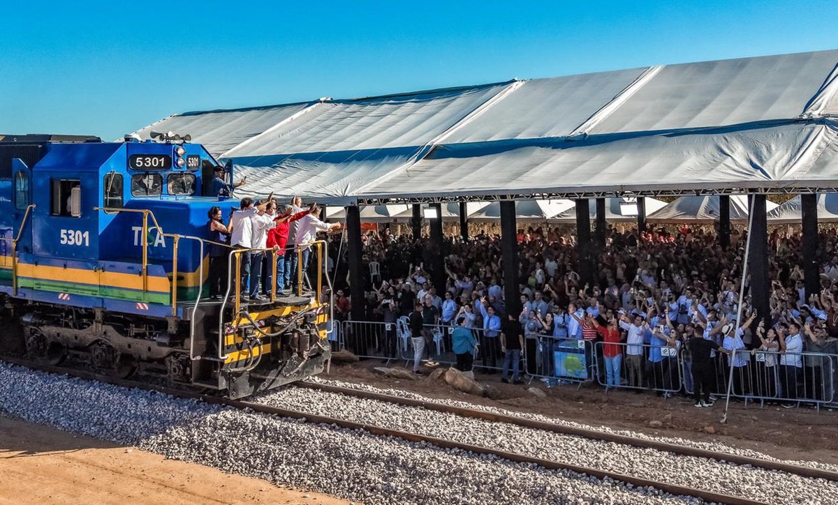 joseguimaraesce's tweet photo. A Transnordestina é uma realidade para o nosso sertão central e nosso Ceará!  Essa obra grandiosa do governo do presidente @LulaOficial está mudando a vida dos cearenses. Me orgulha o coração estar hoje ao lado do presidente inaugurando mais um trecho dessa que é a maior obra de infraestrutura ferroviária da história. 

Hoje, em Quixeramobim, entregamos mais 101 km de ferrovia até Acopiara e 100 novos vagões graneleiros (R$ 100 milhões investidos). Além disso, o Governo Federal anunciou o repasse de R$ 600 milhões para acelerar o restante das obras e a produção de mais 370 vagões.