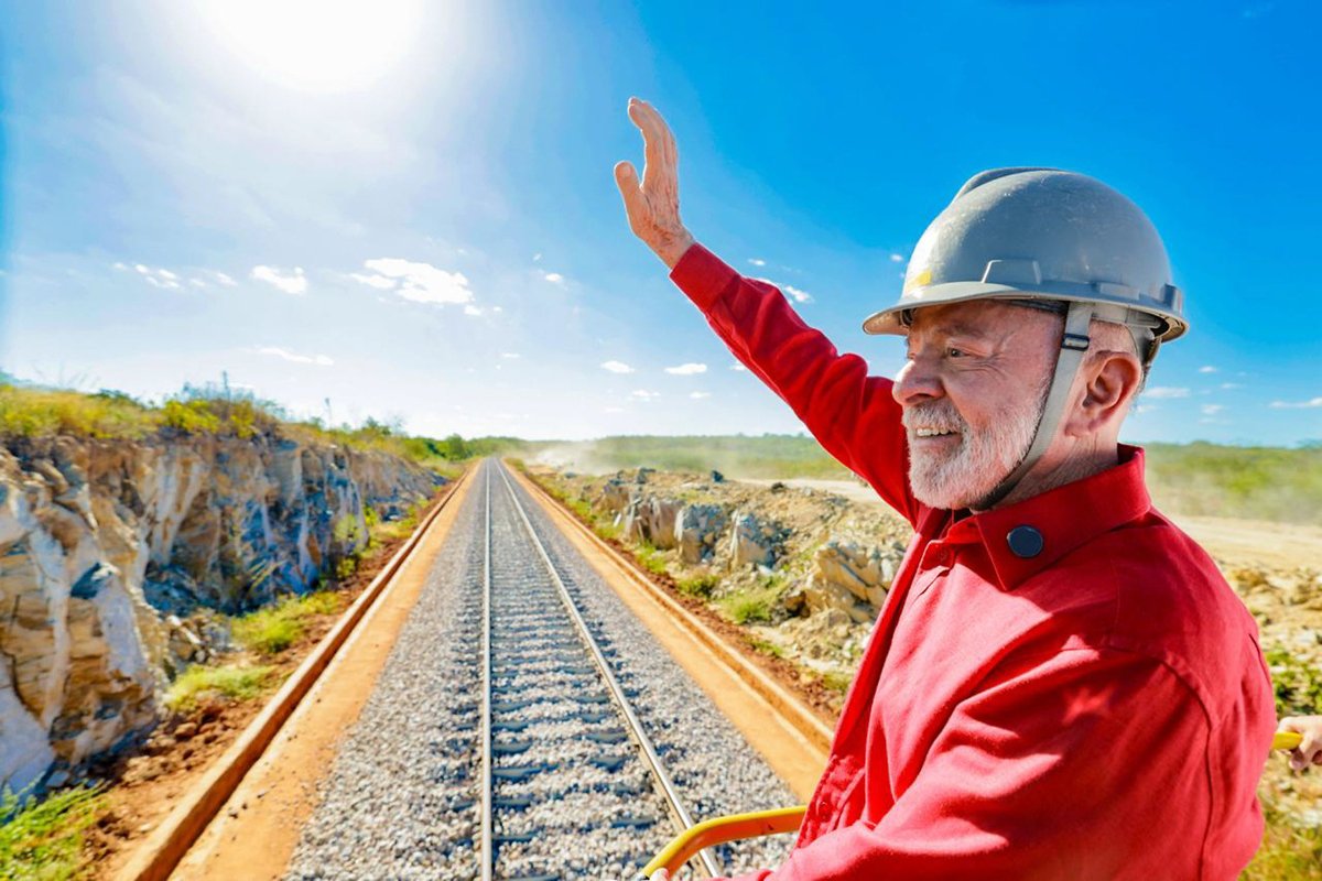 joseguimaraesce's tweet photo. A Transnordestina é uma realidade para o nosso sertão central e nosso Ceará!  Essa obra grandiosa do governo do presidente @LulaOficial está mudando a vida dos cearenses. Me orgulha o coração estar hoje ao lado do presidente inaugurando mais um trecho dessa que é a maior obra de infraestrutura ferroviária da história. 

Hoje, em Quixeramobim, entregamos mais 101 km de ferrovia até Acopiara e 100 novos vagões graneleiros (R$ 100 milhões investidos). Além disso, o Governo Federal anunciou o repasse de R$ 600 milhões para acelerar o restante das obras e a produção de mais 370 vagões.
