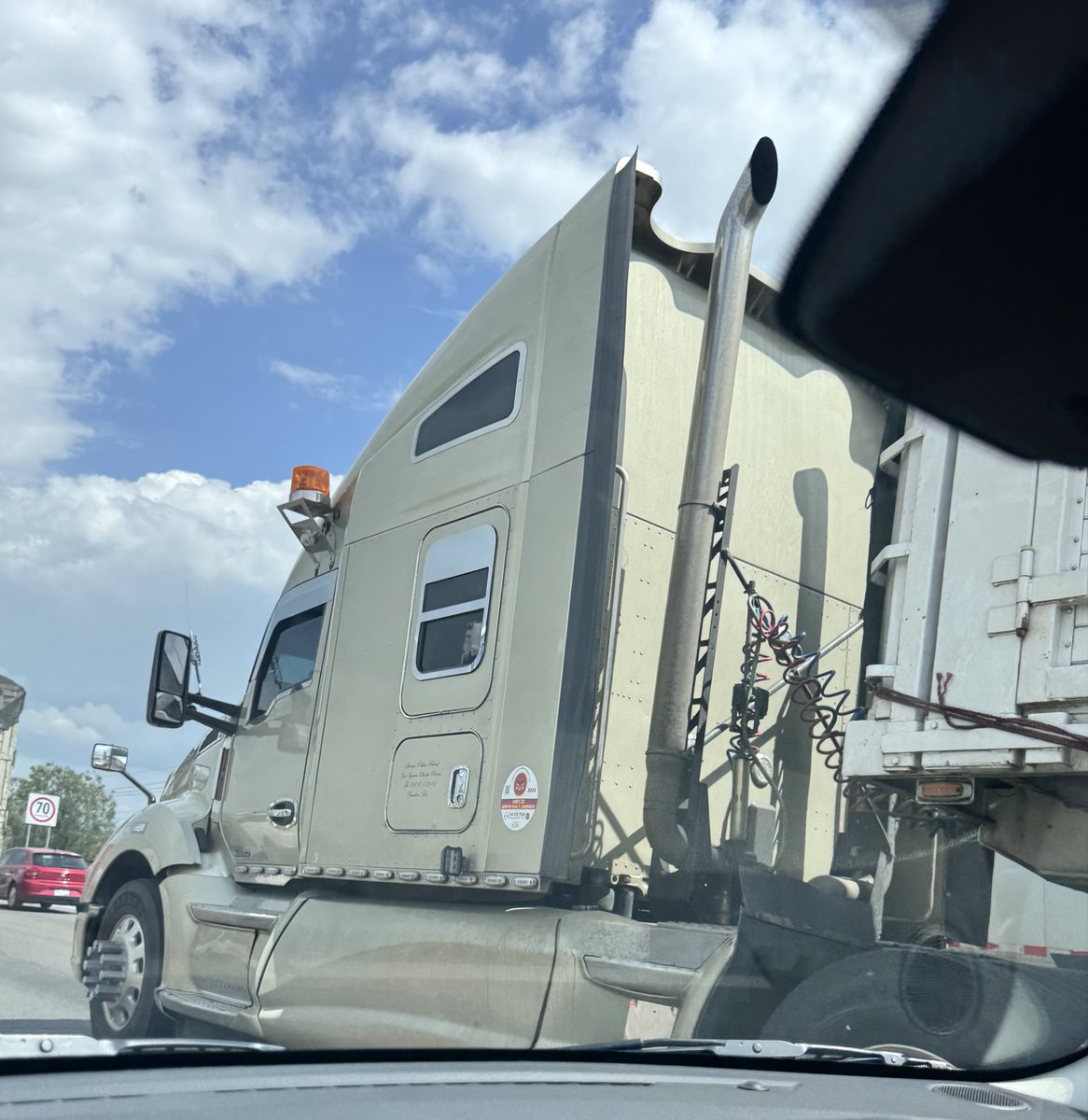 romirube's tweet photo. @GN_Carreteras como pueden permitir que esto circule?? La carga completamente desbalanceada. Esto es un riesgo. Autopista Mexico Queretaro https://t.co/XUey1uPuN3