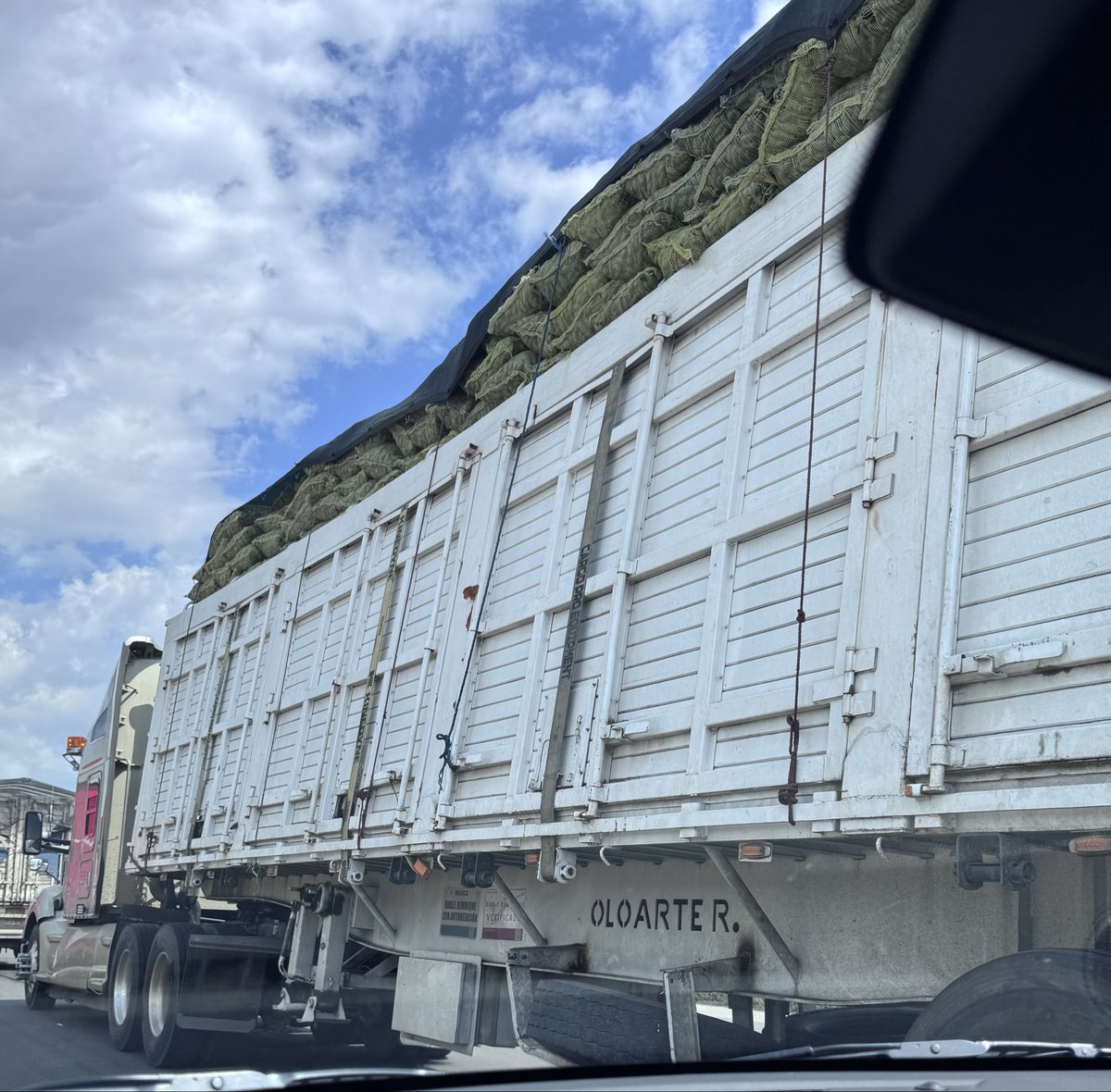 romirube's tweet photo. @GN_Carreteras como pueden permitir que esto circule?? La carga completamente desbalanceada. Esto es un riesgo. Autopista Mexico Queretaro https://t.co/XUey1uPuN3