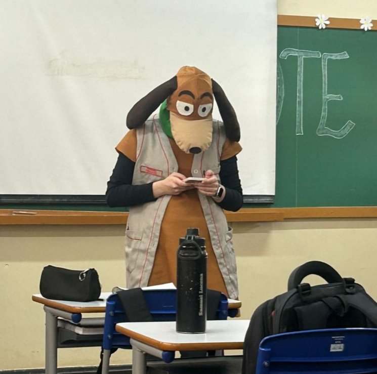 CpmMilgrau's tweet photo. Quando o professor quer participar do trote mas ainda tem que dar aula: https://t.co/UHRzdOCMP5