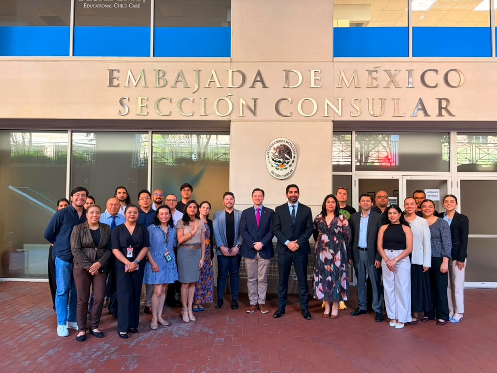 robertolazzeri's tweet photo. Hoy visité al equipo de la Sección Consular de la Embajada (@ConsulmexWas) para conocer de primera mano la extraordinaria labor que realizan todos los días en favor de nuestra comunidad. Revisamos los principales programas y prioridades para seguir fortaleciendo el trabajo consular.

La protección de las y los mexicanos en Estados Unidos es el primer deber de nuestra representación. Nuestro compromiso es fortalecer una red consular moderna, eficiente y cercana, que acompañe a nuestra comunidad y responda con eficacia a sus necesidades.

Lo más valioso que tiene nuestro país es su gente. Trabajaremos todos los días para estar a la altura de esa responsabilidad. 🇲🇽