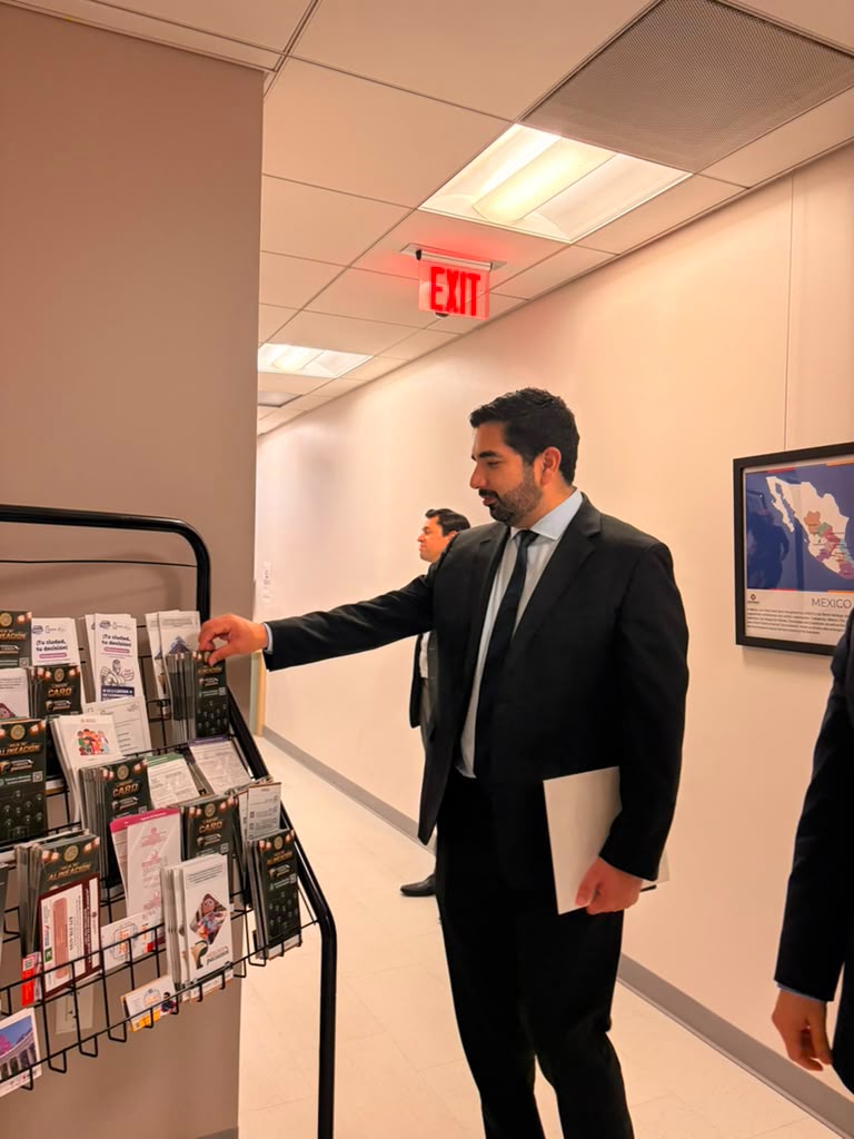 robertolazzeri's tweet photo. Hoy visité al equipo de la Sección Consular de la Embajada (@ConsulmexWas) para conocer de primera mano la extraordinaria labor que realizan todos los días en favor de nuestra comunidad. Revisamos los principales programas y prioridades para seguir fortaleciendo el trabajo consular.

La protección de las y los mexicanos en Estados Unidos es el primer deber de nuestra representación. Nuestro compromiso es fortalecer una red consular moderna, eficiente y cercana, que acompañe a nuestra comunidad y responda con eficacia a sus necesidades.

Lo más valioso que tiene nuestro país es su gente. Trabajaremos todos los días para estar a la altura de esa responsabilidad. 🇲🇽